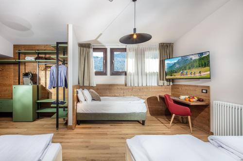1 queen bed, 2 twin beds