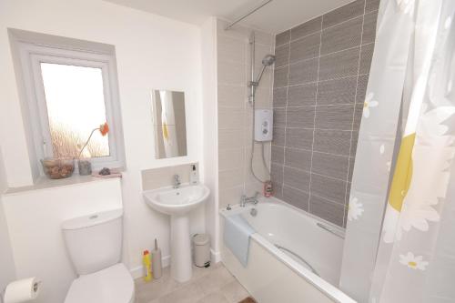 Manchester Cityside Deluxe Stay - 3 Bedroom House Great for Family with Free Parking & Garden, Manchester (photo 10)