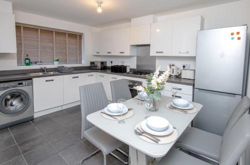 Manchester Cityside Deluxe Stay - 3 Bedroom House Great for Family with Free Parking & Garden, Manchester (photo 5)