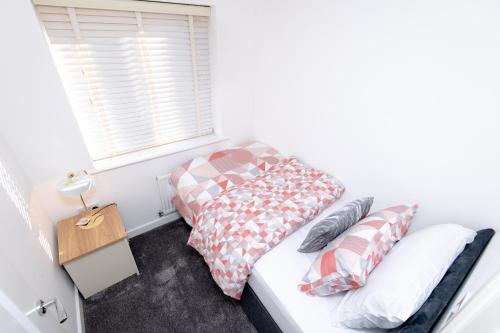 Manchester Cityside Deluxe Stay - 3 Bedroom House Great for Family with Free Parking & Garden, Manchester (photo 9)