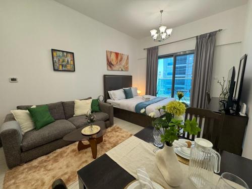 Chic Studio with Balcony a mins drive to Downtown, Dubai