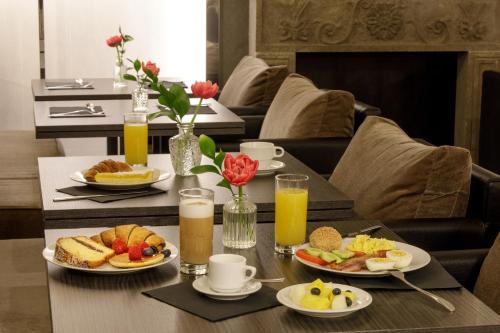 Royal Court Hotel - image 9