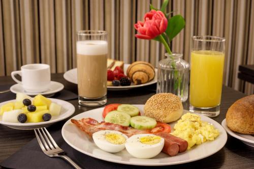 Royal Court Hotel - image 7