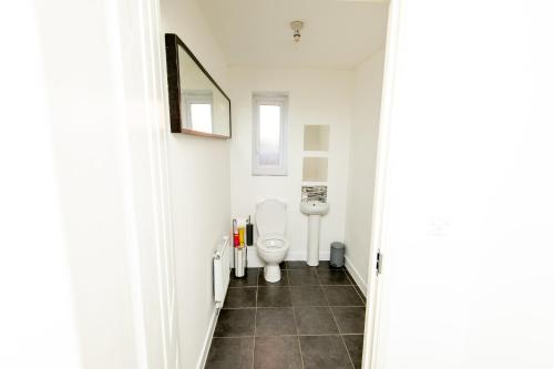 Manchester Cityside Deluxe Stay - 3 Bedroom House Great for Family with Free Parking & Garden, Manchester (photo 7)