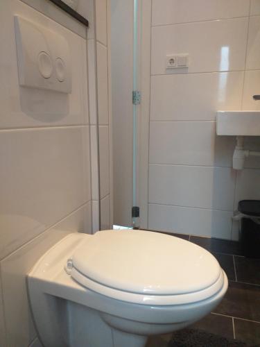 Standard Twin Room image 8