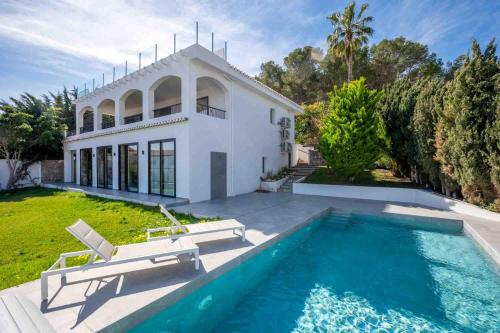 Luxury 4 bed villa with pool and views