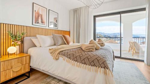 Luxury 4 bed villa with pool and views - image 5