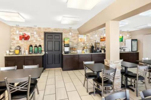 Quality Inn Middleburg Heights near Cleveland Airport in 米德爾堡海茨