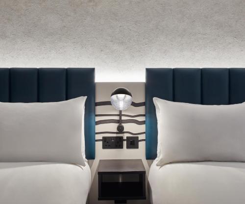 Standard Twin Room image 2