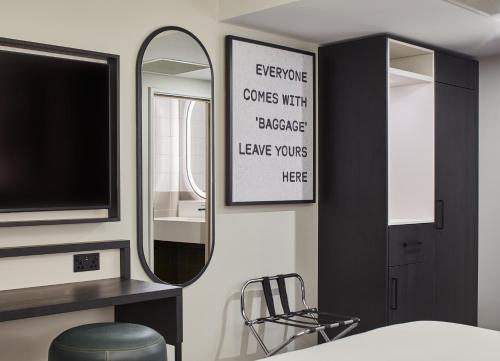 Standard Double Room image 5