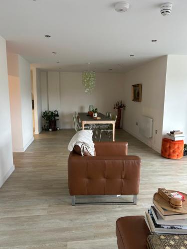 Stunning Waterfront Apartment Close to Cardiff Bay and Penarth With Parking