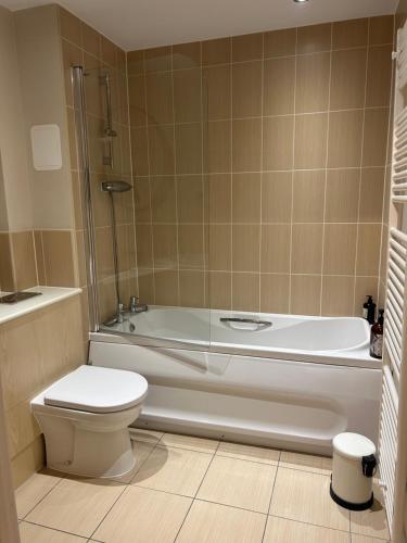 Stunning Waterfront Apartment Close to Cardiff Bay and Penarth With Parking