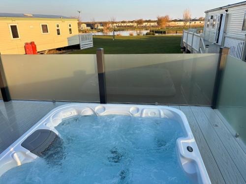 Lodge with hot tub - Waterside, Ingoldmells - pet friendly, WiFi, bed linen - Meadow Lakes Caravan & Lodge Hire, Ingoldmells (foto 2)
