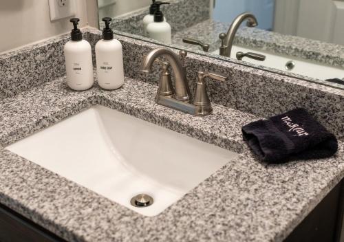 Cottage with 3 King Beds, 3 min to Marina, Fire Pit