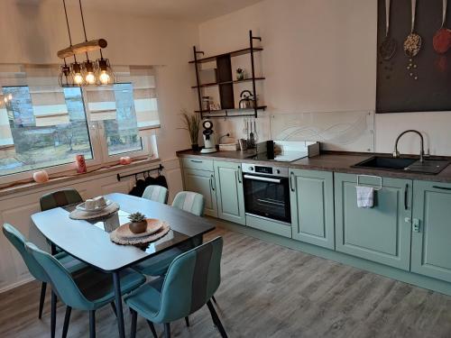 Ferienhaus Eden Frankenblick I Rennsteig I Thüringer Wald I Wandern I Naturnah I nahe Skipiste l Spielzimmer I Waschmaschine I kostenlos parken I WLAN I Spülmaschine I Familien-Ferienhaus I Waldwege und Wanderwege in Mengersgereuth-Hämmern, Deutschland