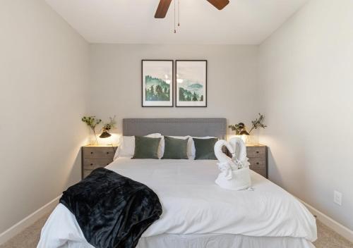 Cottage with 3 King Beds, 3 min to Marina, Fire Pit