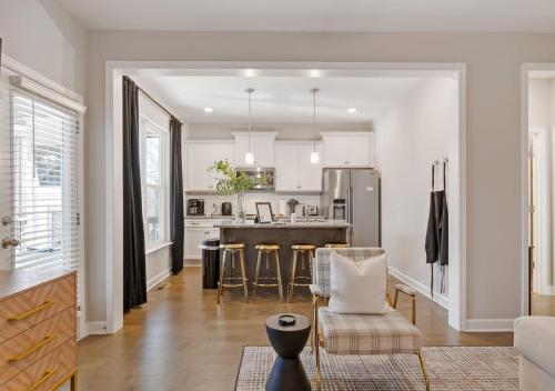 Cottage with 3 King Beds, 3 min to Marina, Fire Pit