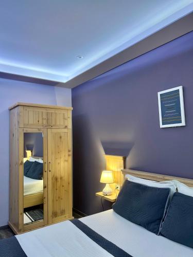 1 king bed, 1 twin bed