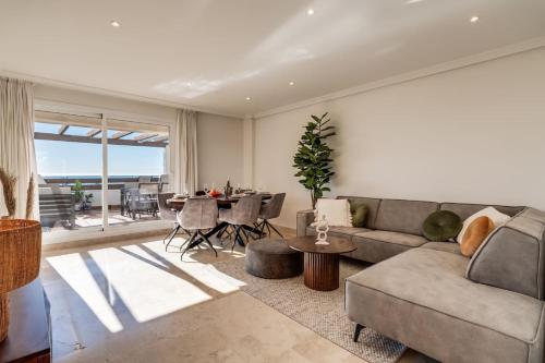 Vendégszoba, Ultimate Rentals - 2BR Apt 5 min Van Het Strand - Selwo Hills 2 in Resinera Voladilla