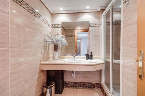 Ultimate Rentals - 2BR Apt 5 min Van Het Strand - Selwo Hills 2 - image 2