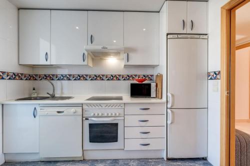 Konyha, Ultimate Rentals - 2BR Apt 5 min Van Het Strand - Selwo Hills 2 in Resinera Voladilla