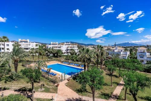 Kert, Ultimate Rentals - 2BR Apt 5 min Van Het Strand - Selwo Hills 2 in Resinera Voladilla