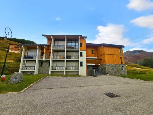 Duplex en bois aux Menuires, 3 chambres, parking, 6 pers - FR-1-452-392 in Les Bruyeres