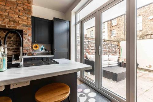 Belgrave Rise 2 Mins To Train Patio Parking, Liverpool (photo 7)