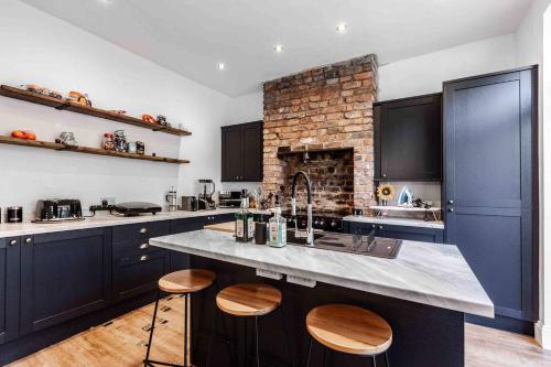 Belgrave Rise 2 Mins To Train Patio Parking, Liverpool (photo 3)