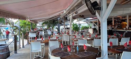 Superbe studio avec CITERNE d'Eau et Piscine, En plein coeur de la Marina! Proche Aéroport & Ferry (Superbe studio avec CITERNE d'Eau et Piscine, En plein coeur de la Marina! Proche Aeroport & Ferry) in Baimbridge