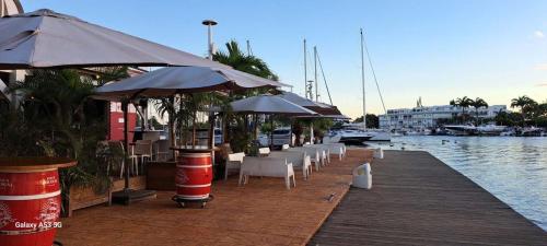 Superbe studio avec CITERNE d'Eau et Piscine, En plein coeur de la Marina! Proche Aéroport & Ferry (Superbe studio avec CITERNE d'Eau et Piscine, En plein coeur de la Marina! Proche Aeroport & Ferry) in Baimbridge