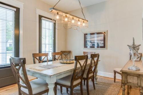 412B The Chesapeake House Spacious 4 BR Townhouse Walking Distance to the Beach