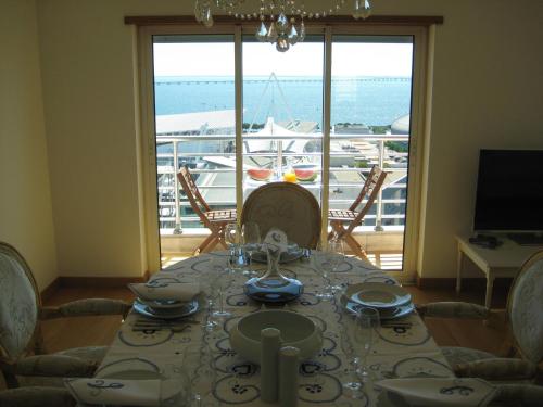 Haven in Lisbon - Exquisite Top Floor with 7 meters Balcony to the Largest Riverfront in Lisbon, Lisbon (photo 3)