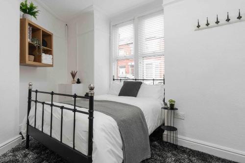 Beatles Retreat Penny Lane W Patio Parking near Neon Jamon