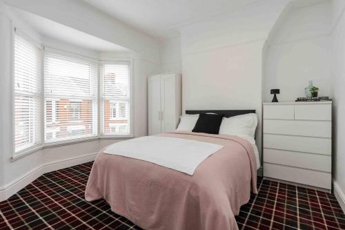 Beatles Retreat Penny Lane W Patio Parking near Neon Jamon