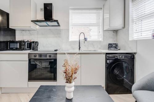 City & Stadium Stay Kitchen Wm Free Parking, Liverpool (photo 7)
