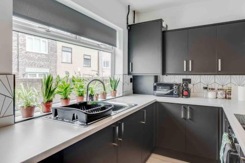 10min Walk To Stadium Sofabed Wm & Dishwasher, Liverpool (photo 3)