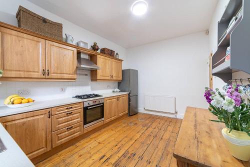 Family Stay By Sefton Park & Lark Lane Parking in Garston