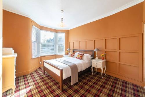 Family Stay By Sefton Park & Lark Lane Parking in Garston