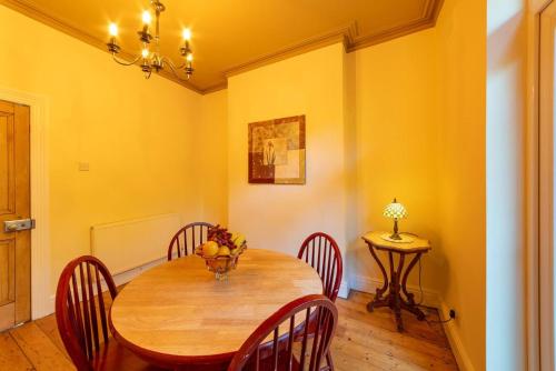Family Stay By Sefton Park & Lark Lane Parking in Garston