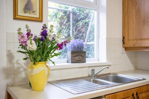 Family Stay By Sefton Park & Lark Lane Parking in Garston