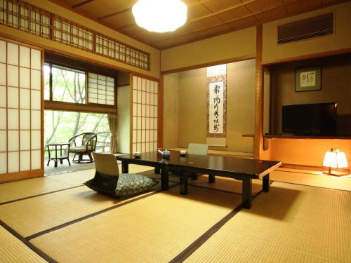 Momoyama The 2-star Momoyama offers comfort and convenience whether youre on business or holiday in Nagano. Both business travelers and tourists can enjoy the propertys facilities and services. Service-minde