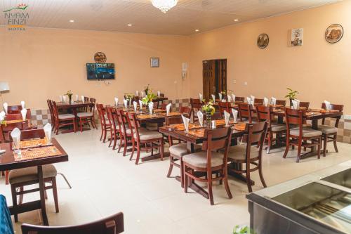 Restaurace, Nyamfinzi Hotel in Chipata