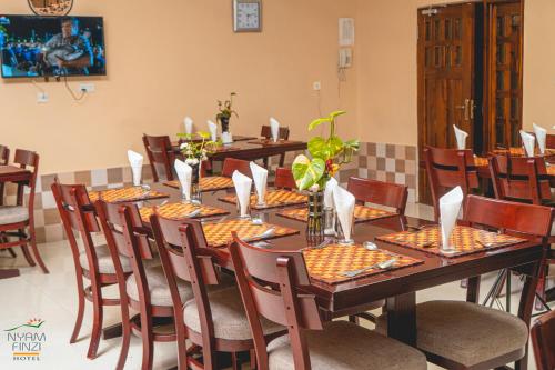 Restaurace, Nyamfinzi Hotel in Chipata