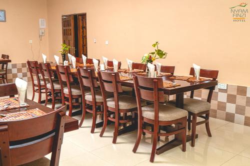 Restaurace, Nyamfinzi Hotel in Chipata