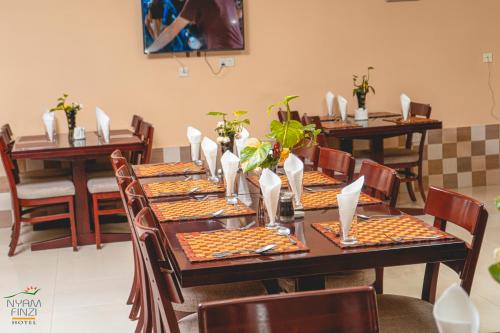 Restaurace, Nyamfinzi Hotel in Chipata