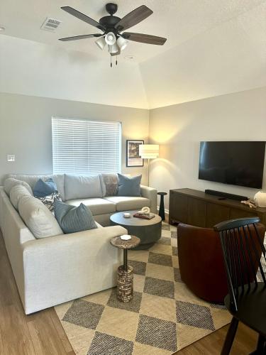 Perfect Home, Center of Aggieland - 3BR 3 BA 5Beds, Колледж-Стейшн
