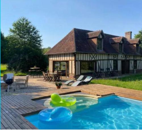 Longère normande avec piscine et jardin gîte à louer Landepéreuse