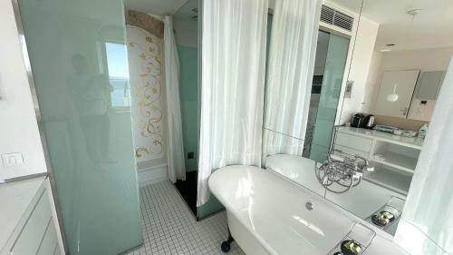 Riva Luxury Suites - image 2