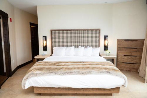Superior One-Bedroom King Suite with Lake View